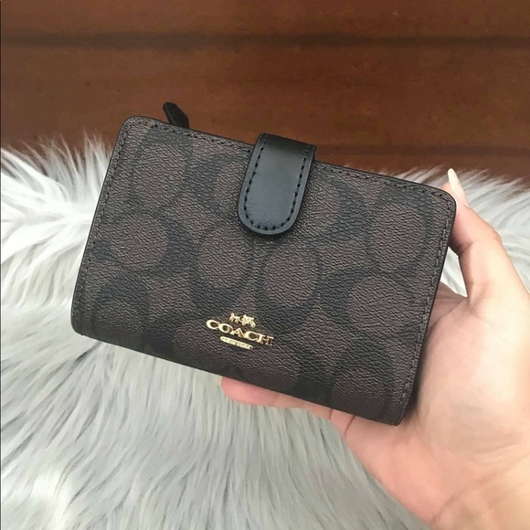 Coach Handbags - 🌻Coach Signature Medium Wallet NWT.